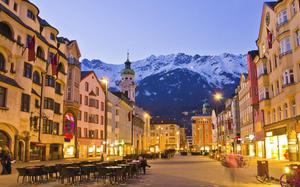 Innsbruck de noche custodiada por los Alpes