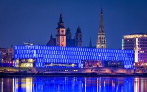 Linz de noche, a orillas del Danubio