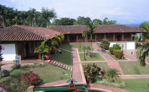 Armenia es la capital del departamento del Quind�o, uno de los 32 departamentos de Colombia. Uno de los principales n�cleos de la econom�a nacional y parte del eje cafetero, es denominada como la ciudad milagro de Colombia, gracias a su r�pido crecimiento