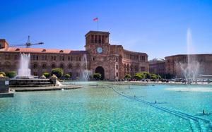 Plaza con fuente en Yerevan