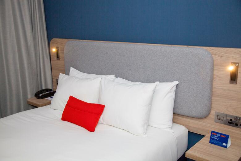 Hotel Express By Holiday Inn Cardiff Bay