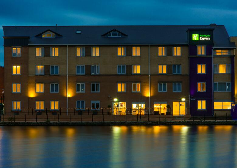 Hotel Express By Holiday Inn Cardiff Bay
