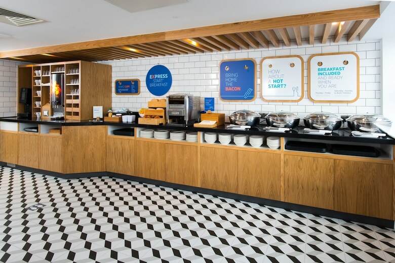 Hotel Express By Holiday Inn Cardiff Bay