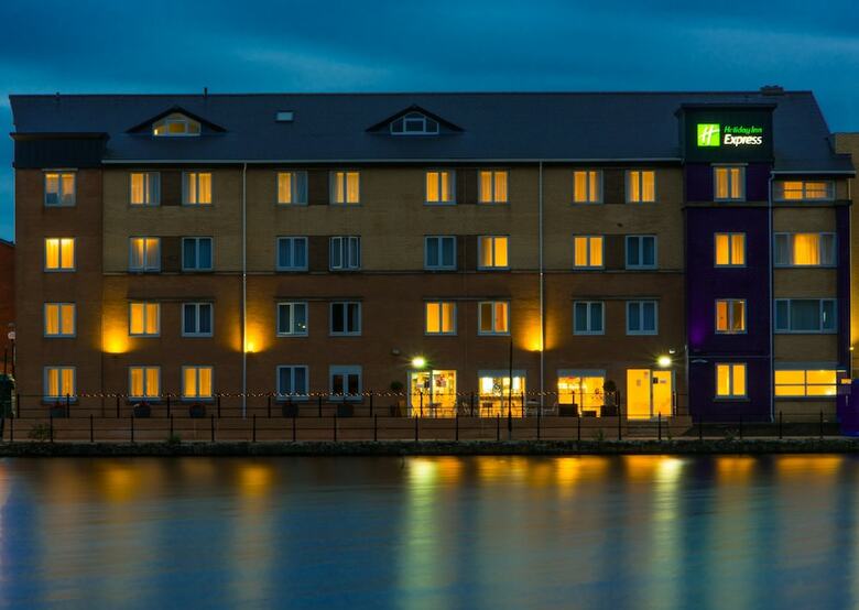 Hotel Express By Holiday Inn Cardiff Bay