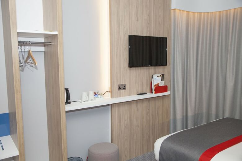 Hotel Express By Holiday Inn Cardiff Bay