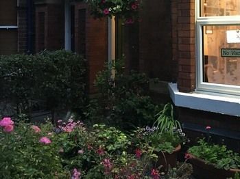 Albergue Burton Villa Guest House