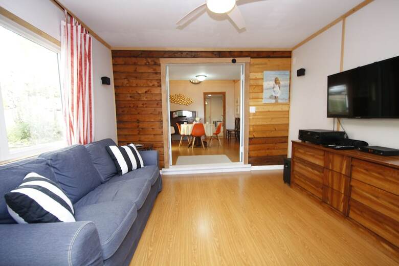 Lakefront Cottage In Manitou Beach