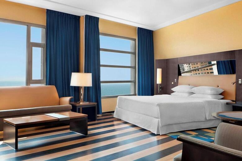 Hotel Four Points By Sheraton (clase)