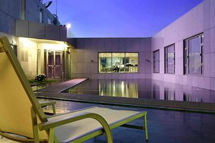Hotel Four Points By Sheraton (clase)