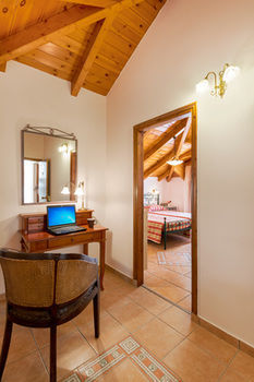 Hotel Andreolas Luxury Suites
