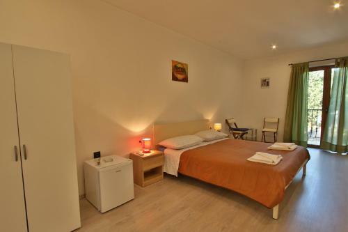 Hostal Rooms And Apartment Feral