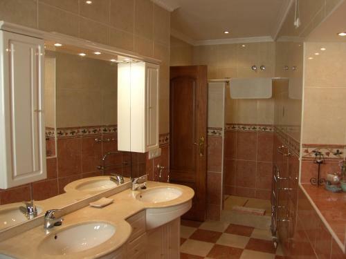 Luxury Villa With Heated Pool & Hot Tub