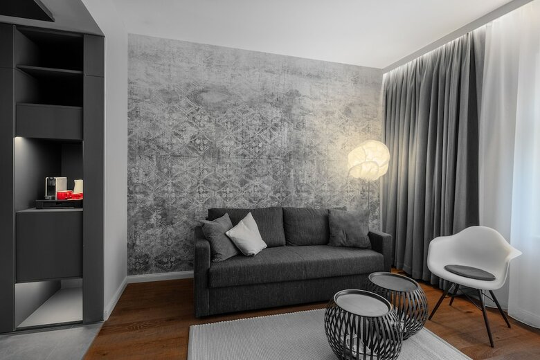 Ea Hotel M�nes