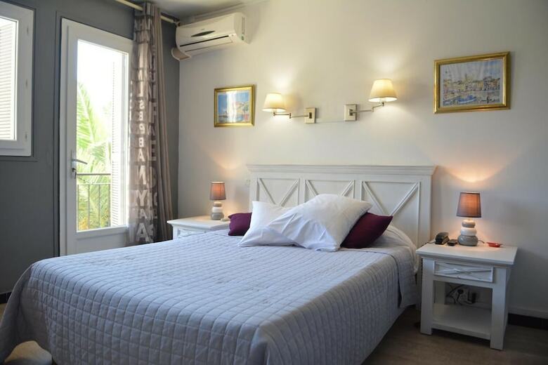 Hotel H�tel Le Grillon