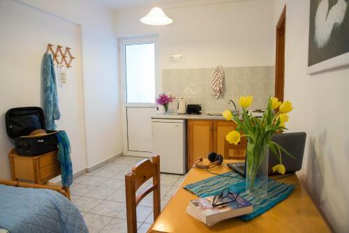Yiannis Yard Studios & Apartments