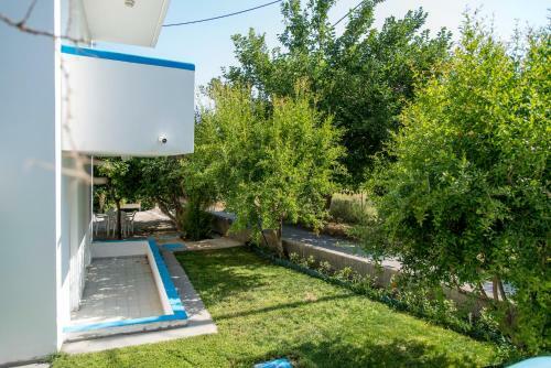 Yiannis Yard Studios & Apartments
