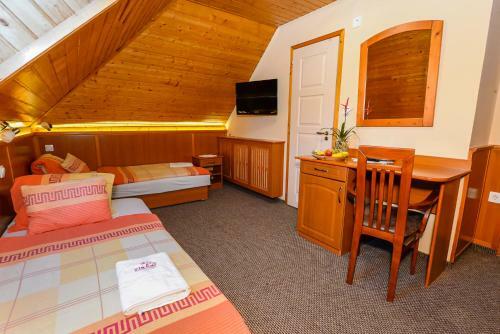 Tin�di Hotel �s �tterem