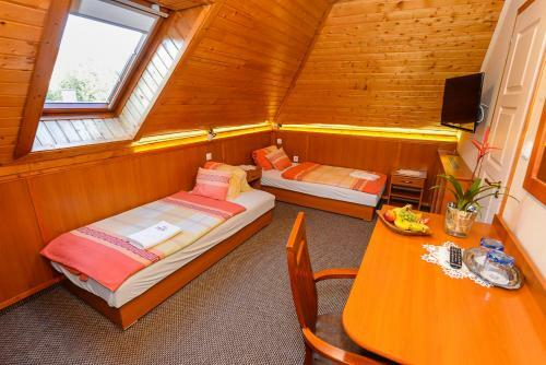 Tin�di Hotel �s �tterem