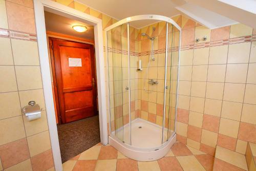 Tin�di Hotel �s �tterem