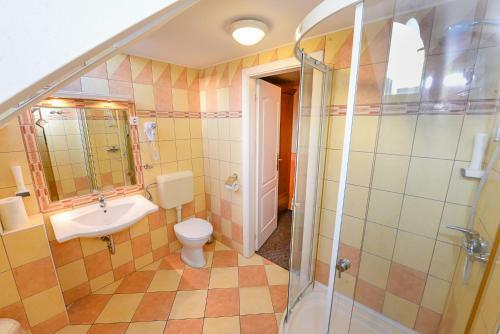 Tin�di Hotel �s �tterem