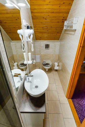 Tin�di Hotel �s �tterem