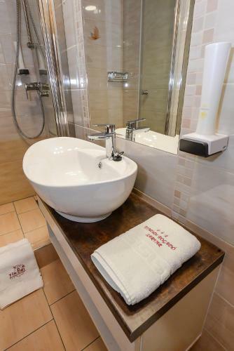 Tin�di Hotel �s �tterem