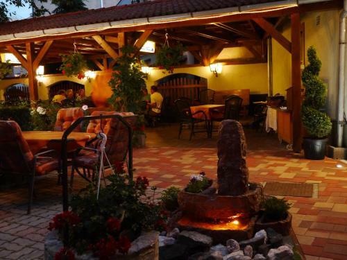 Tin�di Hotel �s �tterem