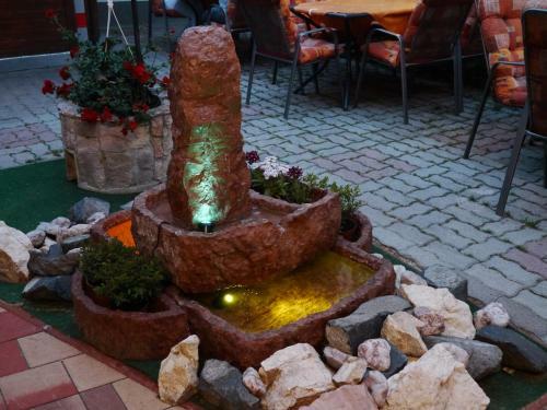 Tin�di Hotel �s �tterem