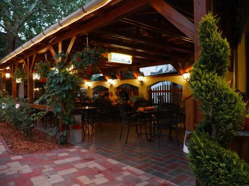 Tin�di Hotel �s �tterem