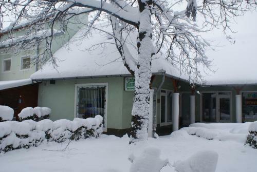 Tin�di Hotel �s �tterem