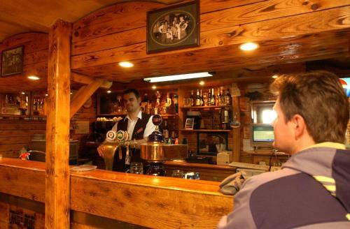 Tin�di Hotel �s �tterem