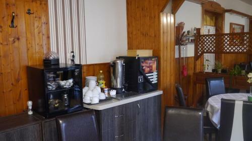 Tin�di Hotel �s �tterem