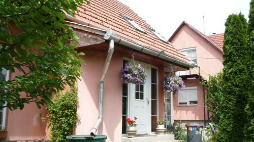 Hostal Ak�cvir�g Vend�gh�z �s Apartman