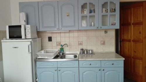 Hostal Ak�cvir�g Vend�gh�z �s Apartman