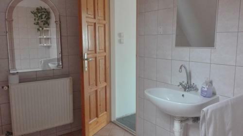 Hostal Ak�cvir�g Vend�gh�z �s Apartman