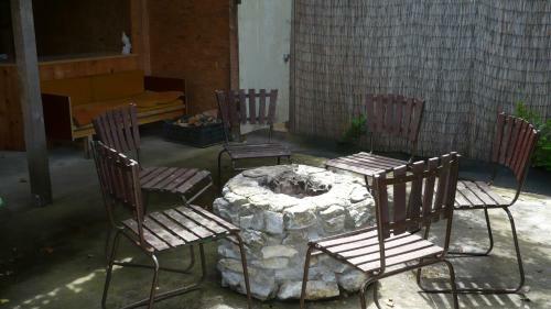 Hostal Ak�cvir�g Vend�gh�z �s Apartman