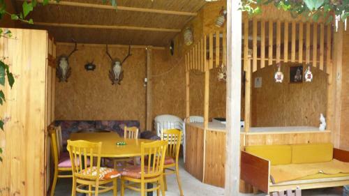 Hostal Ak�cvir�g Vend�gh�z �s Apartman