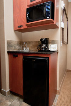 Holiday Inn Express Hotel & Suites Strathmore