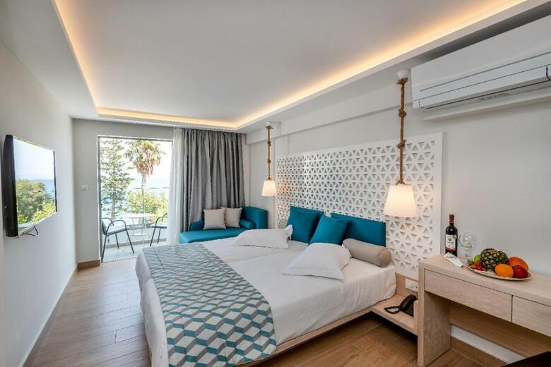 Hotel Triton