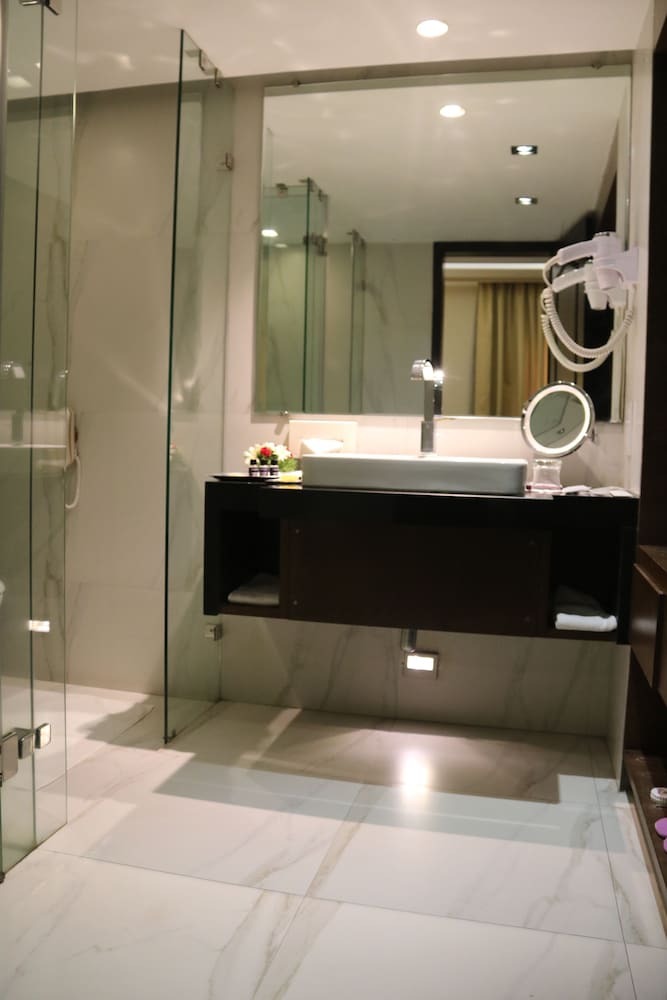 Hotel Royal Orchid Golden Suites