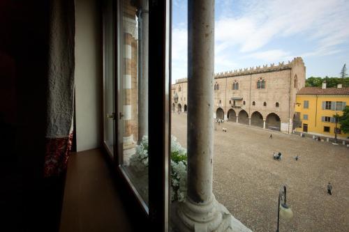 Hostal Palazzo Castiglioni Luxury Suites