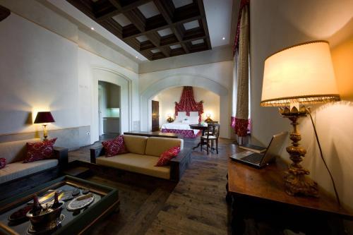 Hostal Palazzo Castiglioni Luxury Suites