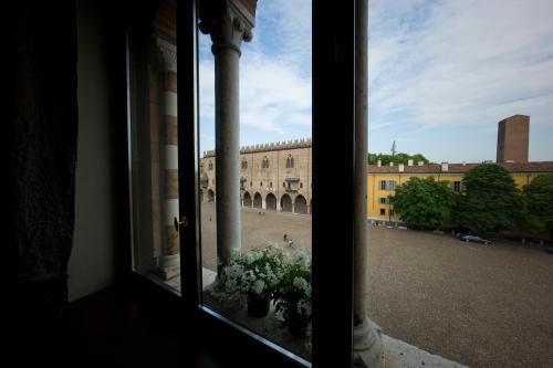 Hostal Palazzo Castiglioni Luxury Suites