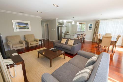 Lodge Russell Cottages