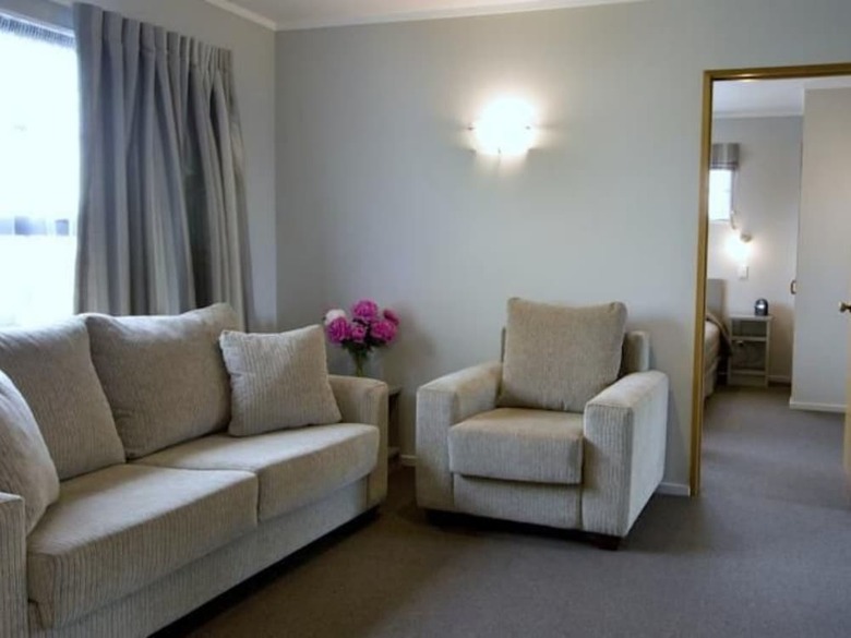 Knightsbridge Court Motor Lodge