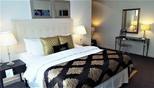 Luxury Apartments Mondrian Old Town
