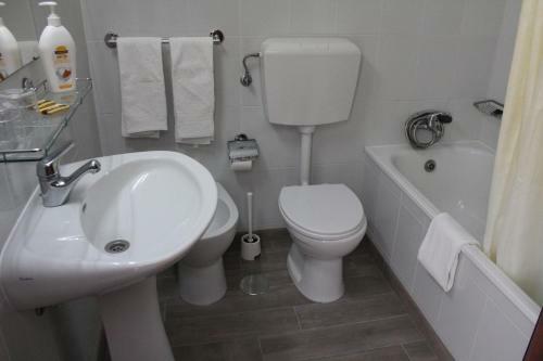 Hostal Residencial Tropic�lia Al