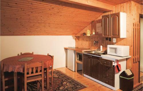 Three-bedroom Holiday Home In Josefuv Dul