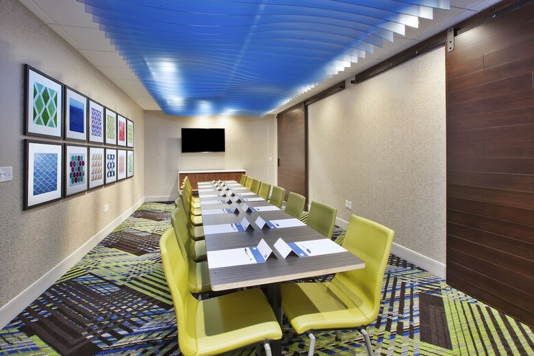 Hotel Holiday Inn Express & Suites Grand Rapids Airport North By Ihg