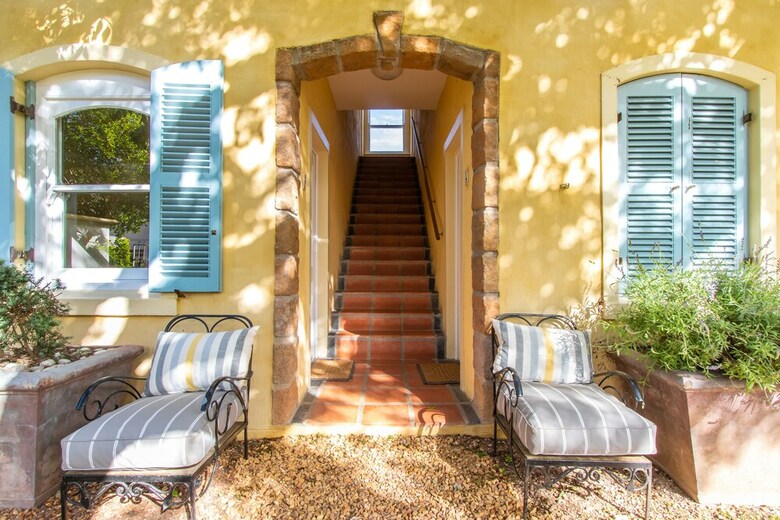 Hostal Auberge Burgundy Guesthouse